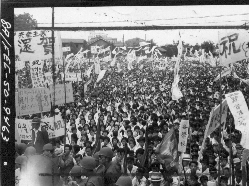  1950. 9. 28. 대구. 대구시민들이 유엔군의 서울 탈환 축하 집회를 열고 있다.