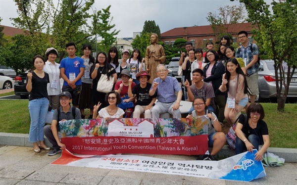대만 청소년들이 19일 진주 '평화의 기림비'를 탐방했다.