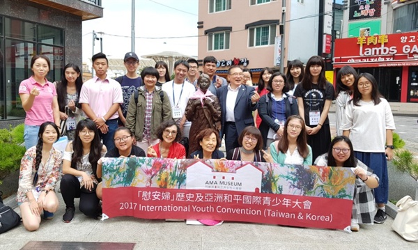 대만 청소년들이 20일 창원 인권자주평화다짐비를 찾았다.