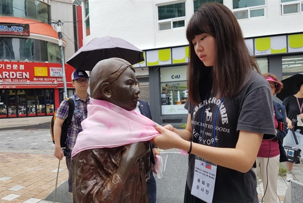 대만 청소년들이 20일 창원 인권자주평화다짐비를 찾았다.