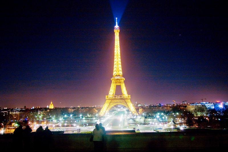 프랑스 파리를 상징하는 에펠탑. 환하게 불 밝힌 모습이 아름답다.