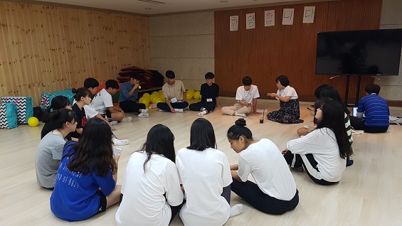 소녀상 지킴이를 자처한 <참길> 학생들이 지난 19일 예산 참여자치 연대 사무실에서 개강 파티를 열고 있다. 