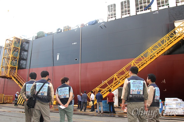 20일 오전 폭발사고로 도색작업하던 하청업체 노동자 4명이 사망한 창원시 진해구 소재 STX조선해양의 건조 중인 선박을 노동자들이 지켜보고 있다.