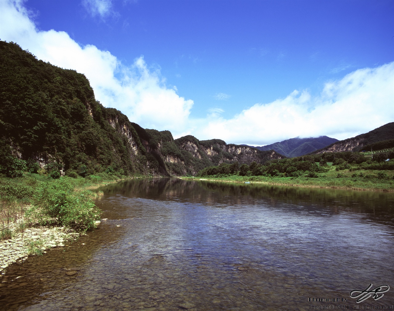 동강과 뼝대 (67ii/Velvia100)민가를 거쳐 몇십키로미터를 흘러 내려왔음에도 여전히 맑은 동강의 모습