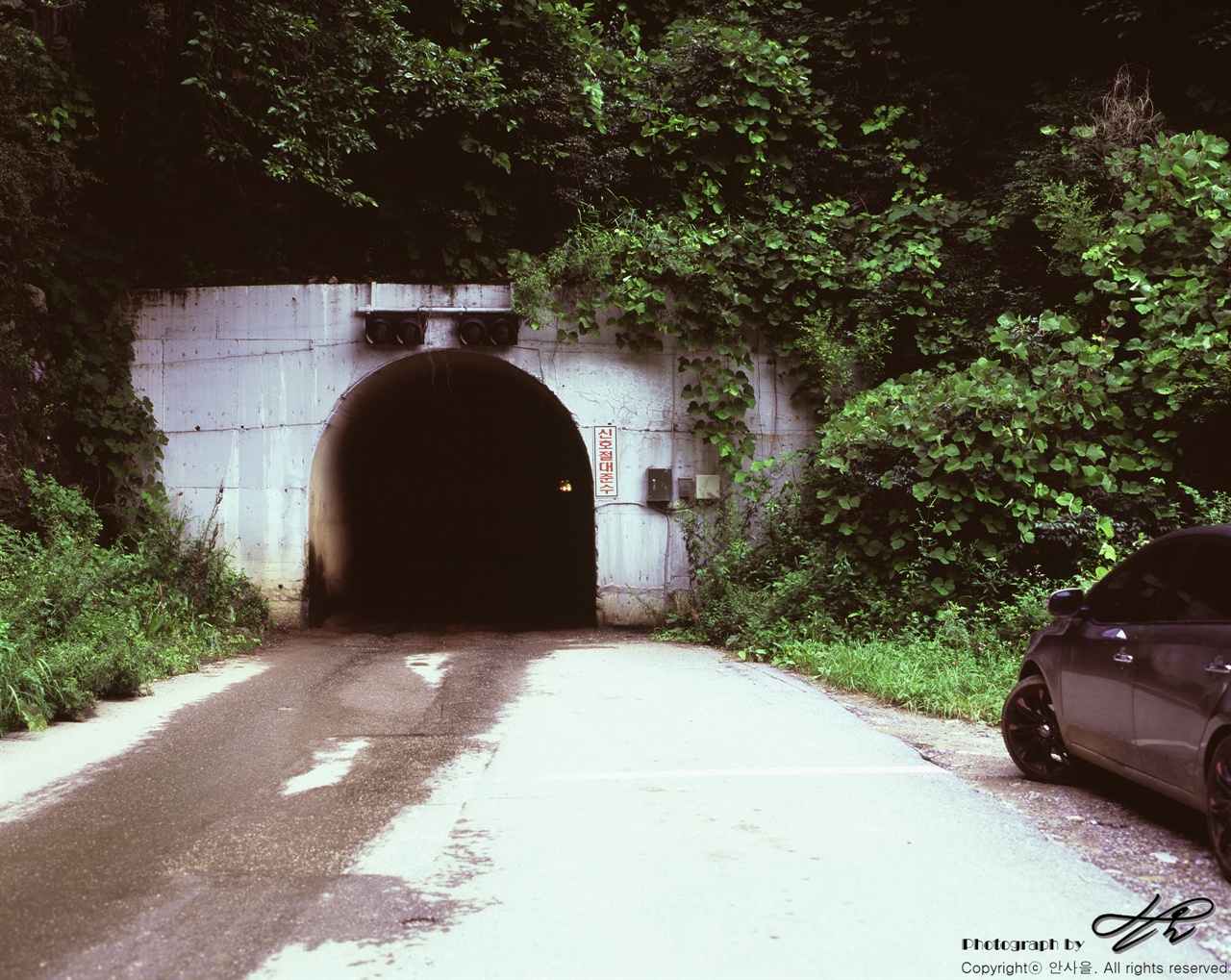 (67ii/Velvia100)네비게이션의 추천 경로는 아니지만 만항재로 이르는 옛 길에는 차 한 대만 지나갈 수 있는 터널이 있다. 꽤 길어서 진입하면 약간의 두려움이 들기까지 했다.
