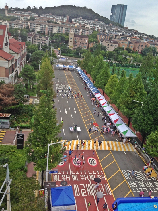 8월 20일, 스물 두 번째 '영통 차없는 거리' 행사가 황곡초등학교 앞 길에서 열렸다. 