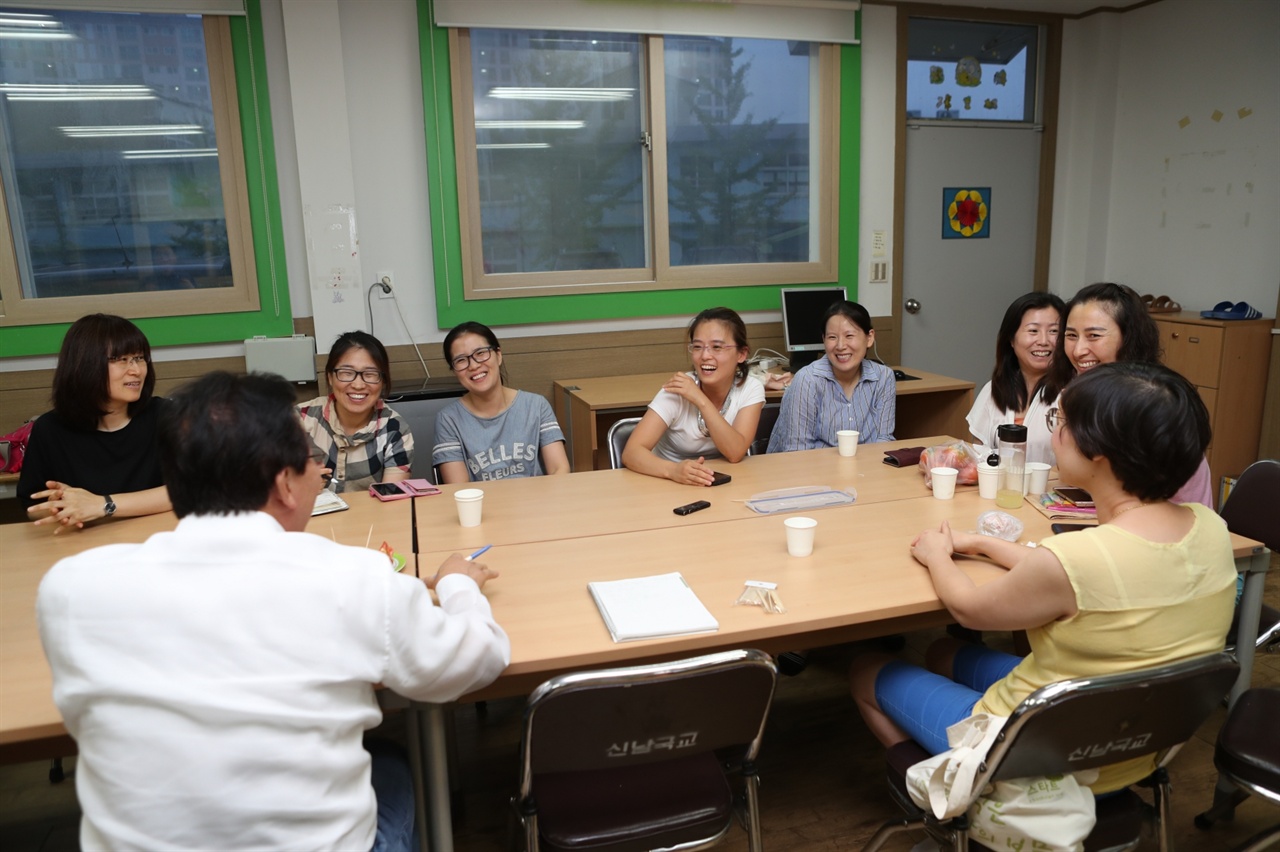 드름지기 동아리방 수다로 가득한 드름지기 동아리방. 학교와 구성원 서로에 대한 깊은 신뢰가 느껴진다.