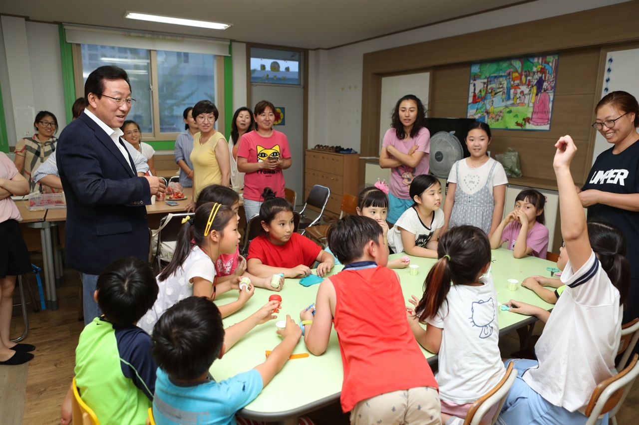 '내 아이'가 아닌 '우리 아이' 사교육 부담도 없고 서로 경쟁하는 분위기도 없다. 서로 돕고 배우며 '마을이 아이를 함께 키운다'는 명제를 실천하는 신남초 드름지기 학부모들.