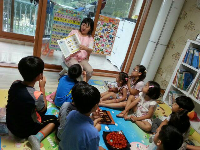 방학에는 이모, 삼촌 집에 모여 함께 책을 읽고 노는 아이들. 