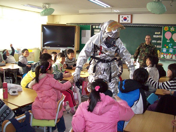 주한 미 공군 오산기지 소속의 미군 소방대원들이 지역의 한 초등학교를 방문해 소방교육을 실시하고 있다.  