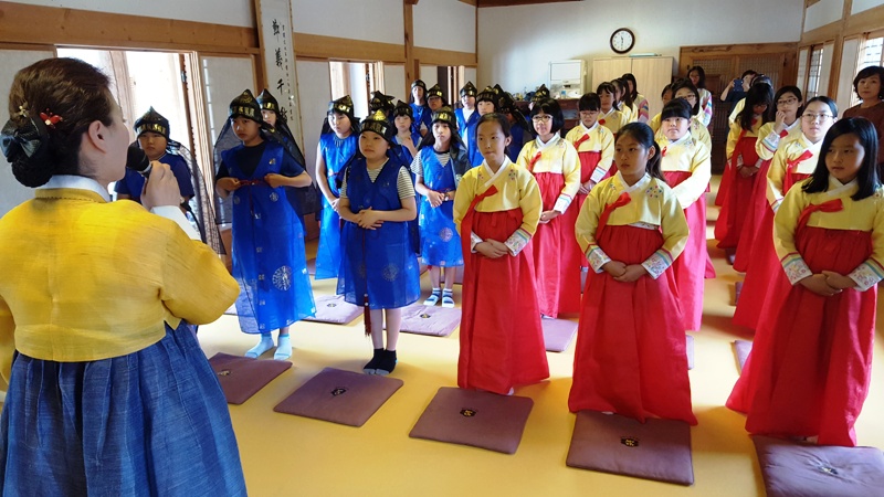 임고서원 충효문화수련원을 찾은 학생들이 한국의 전통문화와 예절을 배우고 있다.