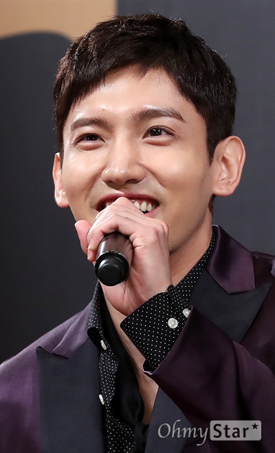 '동방신기' 최강창민, 반가운 얼굴 군복무를 마치고 컴백한 동방신기(최강창민, 유노윤호)의 최강창민이 21일 오전 서울 장충동의 한 호텔에서 열린 '아시아 프레스 투어'서울 기자회견에서 기자들의 질문에 답하며 미소짓고 있다. 동방신기의 '아시아 프레스 투어'는 21일 첫 기자회견을 시작으로 21일 일본과 22일 홍콩에서 열리며 공연은 9월 30일과 10월 1일 서울에서, 11월 11일부터 일본 5개 도시에서 개최될 예정이다.