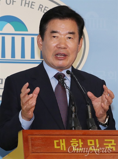 김진표 더불어민주당 의원이 지난 8월 21일 오전 국회 정론관에서 종교인 과세 유예 법안과 관련한 기자회견을 하고 있다. 