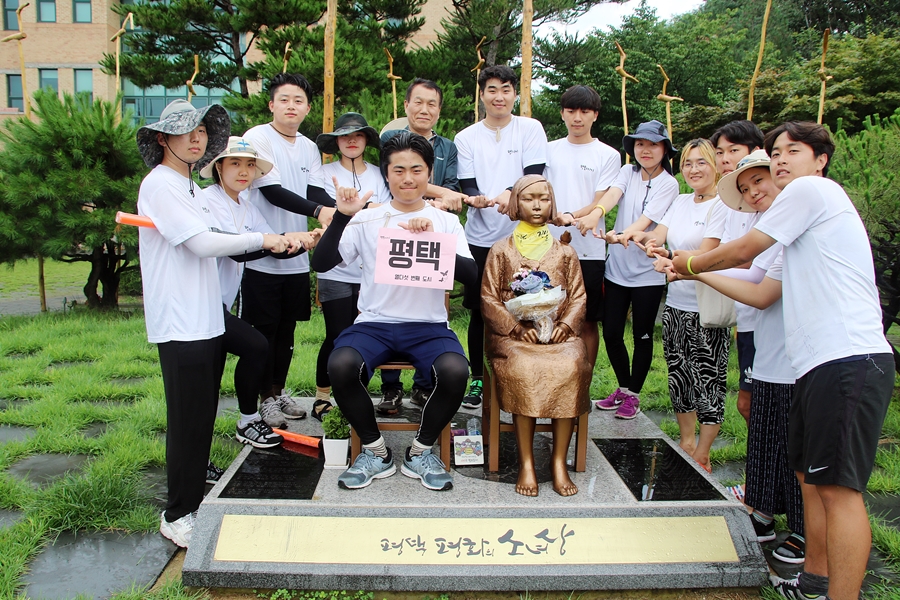 소녀상 순례길 국토대장정단원들이 평택 평화의 소녀상에서 한일 위안부 합의 파기 및 재협상 노력을 다짐하는 약속 퍼포먼스를 벌이고 있다.