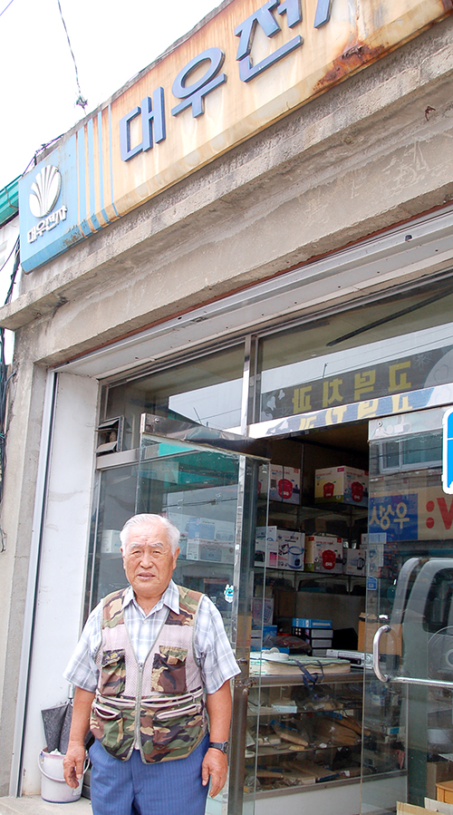 한태상 사장이 함께 나이를 먹어가는 가게 앞에서 기념촬영을 하고 있다.