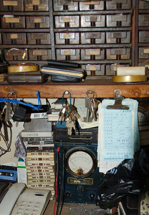 각종 부속들을 용도별로 보관한 부속함과 40년이나 됐다는 352테스트기(바닥에 놓여있는 기계).