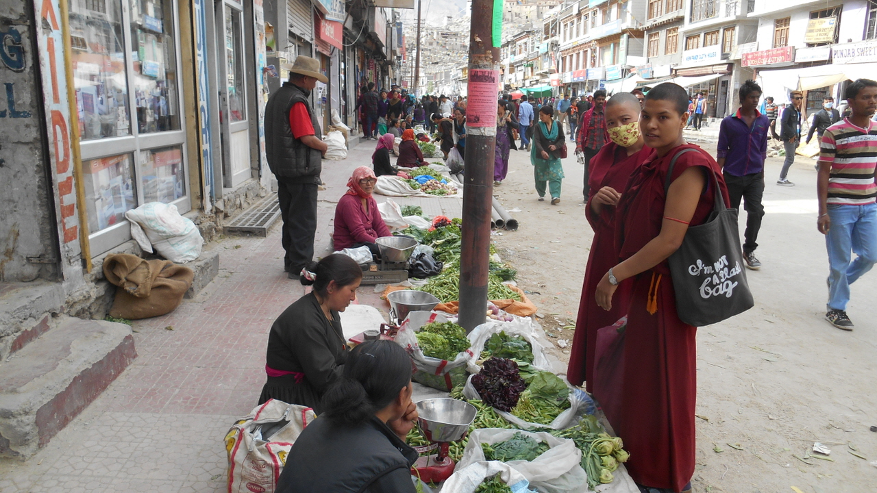 레 메인바자르에서 좌판을 펼쳐놓고 야채를 팔고 있는 라다키 아줌마들