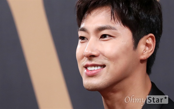 '동방신기' 유노윤호, 여유 갖춘 미소 동방신기(최강창민, 유노윤호)의 유노윤호가  21일 오전 서울 장충동의 한 호텔에서 열린 '아시아 프레스 투어'서울 기자회견에서 미소를 짓고 있다. 동방신기의 '아시아 프레스 투어'는 21일 첫 기자회견을 시작으로 21일 일본과 22일 홍콩에서 열리며 공연은 9월 30일과 10월 1일 서울에서, 11월 11일부터 일본 5개 도시에서 개최될 예정이다.