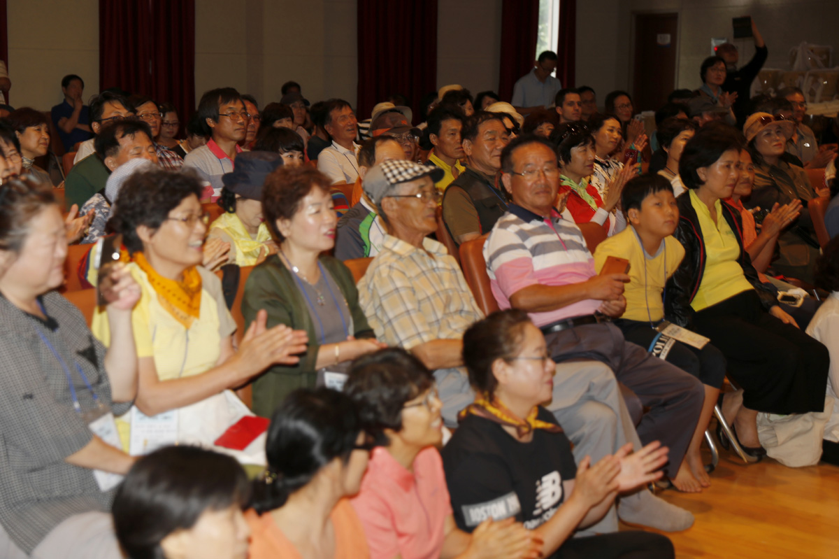 지난 8월 19일 진도를 찾은 여행객들이 진도 전통의 상장례 풍습 가운데 하나인 진도다시래기를 관람하고 있다. 김갑주 씨도 가운데에 앉아서 공연을 즐기고 있다.
