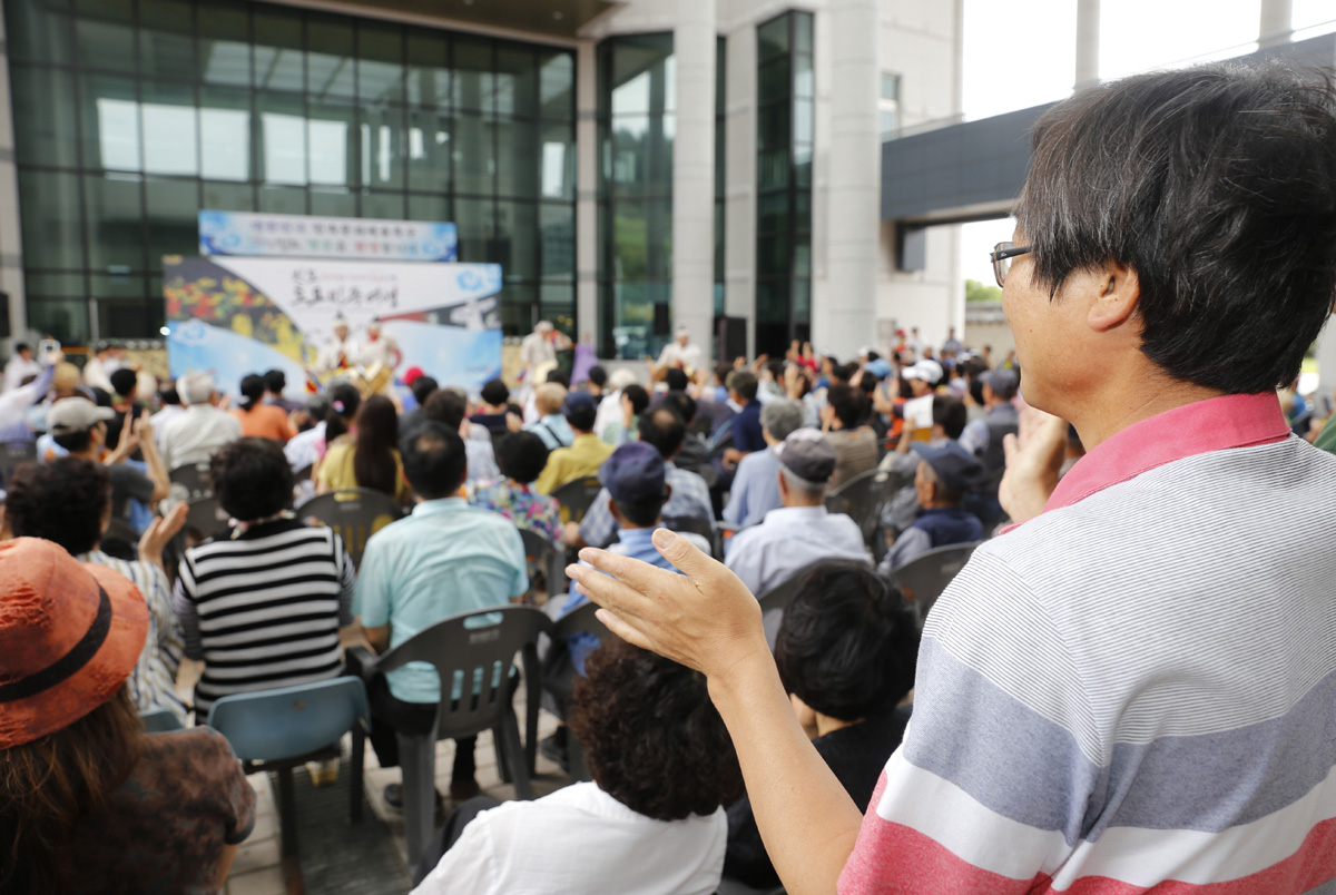 김갑주 씨가 진도의 토요 상설 민속공연을 즐기며 북장단에 맞춰 박수를 치고 있다. 지난 8월 19일 진도향토문화회관에서다.