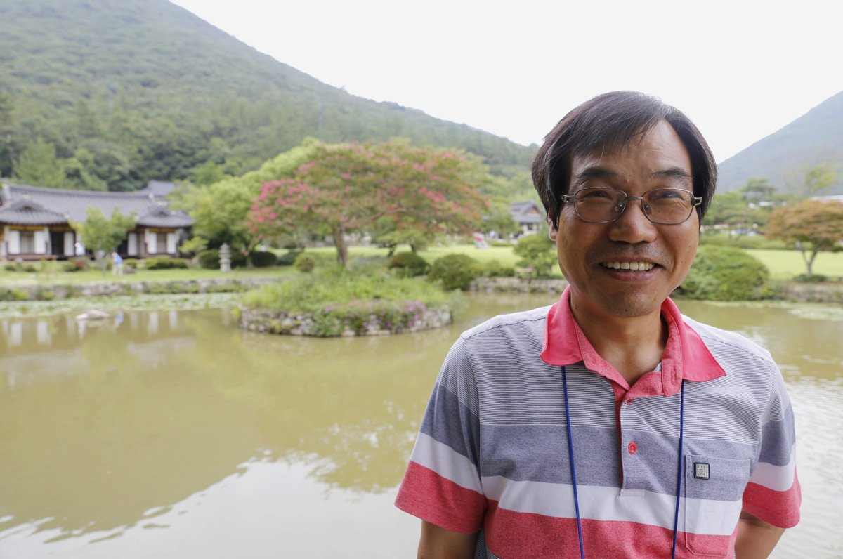 진도 운림산방에 선 1급 시각장애인이면서 음식산업 최고 경영자인 김갑주 씨. 김 씨는 여행과 등산을 취미로 즐기고 있다.