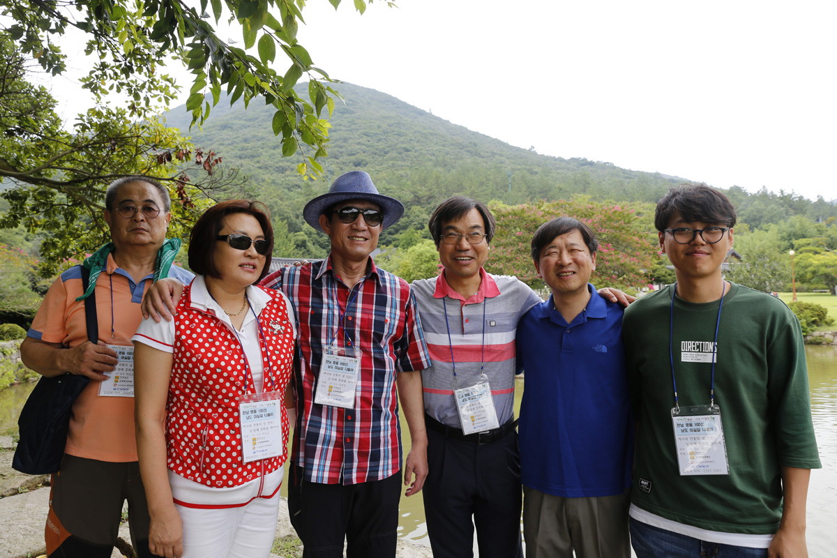 지난 8월 19일 김갑주 씨와 해남과 진도 여행길에 동행한 광주광역시 시각장애인연합회 회원과 자원봉사자. 회원들은 자원봉사자의 도움을 받아 큰 불편없이 여행을 즐겼다.