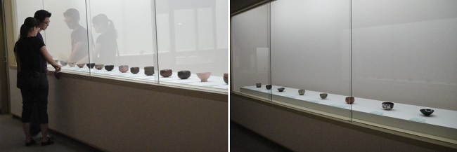            관람객이 나가무라 기념 미술관 전시실에서 미술품을 보고 있습니다. 