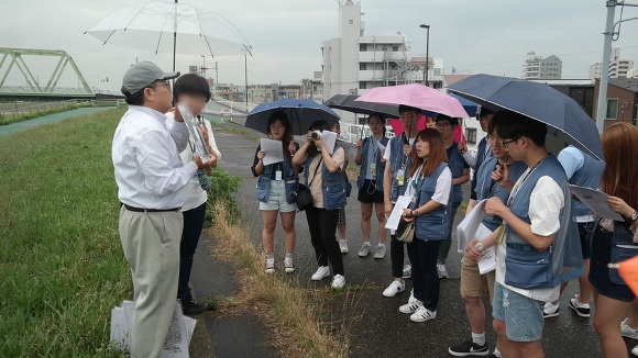아라카와 하천 일대의 조선인 학살현장에서 설명하고 있는 니시자키 마사오 '호우센카' 대표의 모습