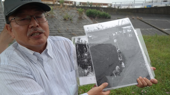 니시자키 대표가 1982년 유해발굴 당시의 사진을 공개하고 있다.