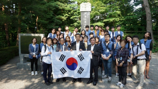 윤봉길 의사 순국기념비 앞에서 촬영한 단체사진