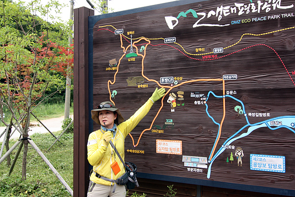 해설사가 DMZ생태평화공원 탐방로에 대해 설명해주고 있다