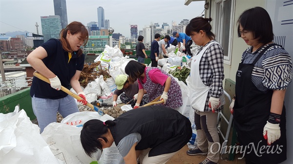 꿀잠꾸러기 1000여 명이 비정규노동자의 쉼터 ‘꿀잠’을 짓느라 100여 일간 구슬땀을 흘렸다.
