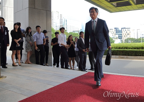 김명수 대법원장 후보자가 22일 오후 양승태 대법원장을 만나기 위해 서울 서초동 대법원청사에 도착하고 있다.