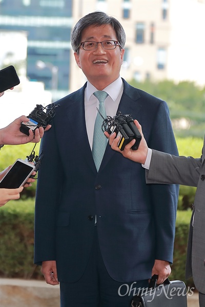 김명수 대법원장 후보자가 8월 22일 오후 양승태 대법원장을 만나기 위해 서울 서초동 대법원청사에 도착해, 기자들의 질문에 답변하고 있다.