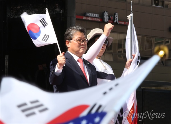 조원진 의원이 22일 오후 서울 여의도 자유한국당 당사 인근에서 태극기집회에서 박근혜 전 대통령 출당론을 제기한 자유한국당 홍준표 대표를 맹비난하고 있다. 