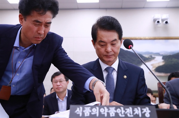  류영진 식품의약품안전처장이 22일 오전 국회 농림축산식품해양수산위원회 전체회의에 출석해 살충제 계란 관련 질의에 답하던 중 메모를 전달받고 있다. 