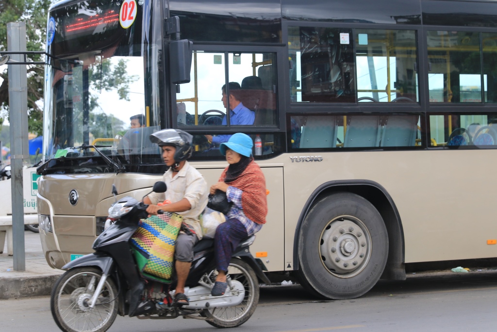 캄보디아 시내버스의 모습. 훈센총리는 근로자들에게 최저 임금인상 외에 앞으로 2년간 시내버스를 무료로 이용할 수 있도록 하겠다고 말해, 일각에선 총선을 의식한 행보가 아니냐는 의심을 사고 있다.