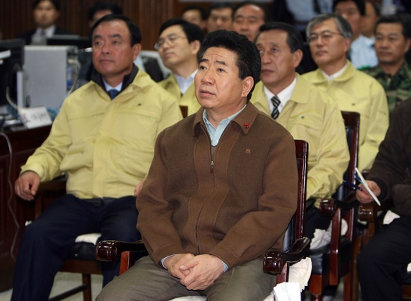 지난 2007년 12월 11일 당시 노무현 대통령이 태안해양경찰서를 방문, 기름유출 사고 방제대책을 보고 받고 있다. 오른쪽에 노란색 재킷을 입은 당시 문재인 정무수석의 모습이 보인다. 