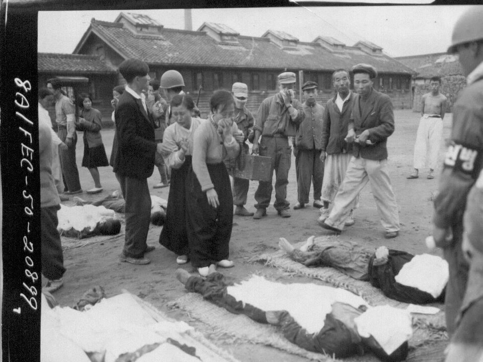  1950. 10. 10. 함흥. 유가족들이 학살된 시신을 늘어놓은 광장에서 울부짖고 있고 있다. 