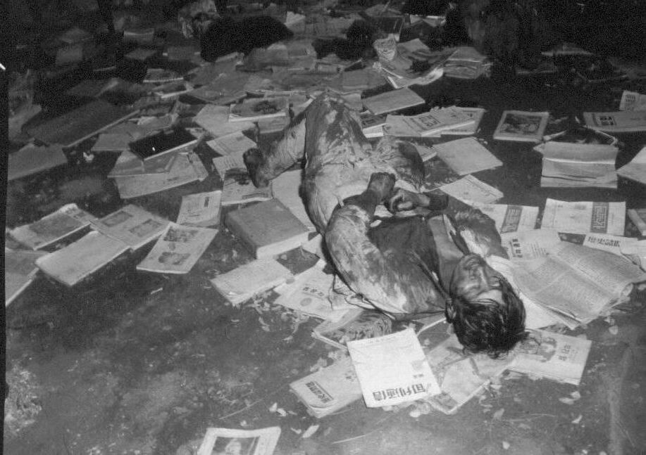  1950. 10. 24. 진남포. 한 북한 주민의 학살된 시신이 길에 널브러져 있다.