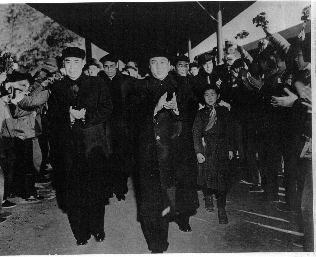  1953. 11. 12. 북한의 김일성 주석(오른쪽)이 베이징에 도착하여 주은래의 영접을 받고 있다(왼쪽 주은래).