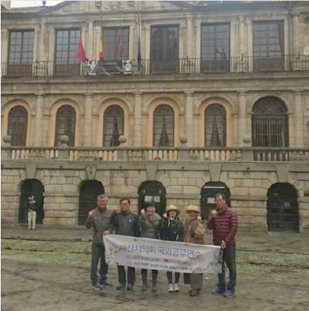 스페인 톨레도 시청을 찾은 아산시의회 의원들. 