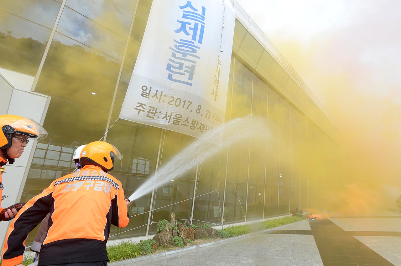 23일 오후 서울 강남구에 위치한 수서고속철도 SRT역에서 적의 장사정포격에 의해 발생한 대형건물 화재진압 및 인명 구조훈련이 실시됐다. 소방대원들이 건물에서 발생한 화재를 진압하기 위해 물을 뿌리고 있다.