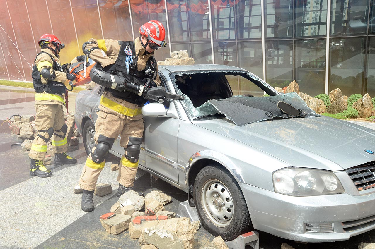 23일 오후 서울 강남구에 위치한 수서고속철도 SRT역에서 적의 장사정포격에 의해 발생한 대형건물 화재진압 및 인명 구조훈련이 실시됐다. 소방 구조대원들이 매몰된 자동차안에 갇혀있는 시민을 구조하고 있다.