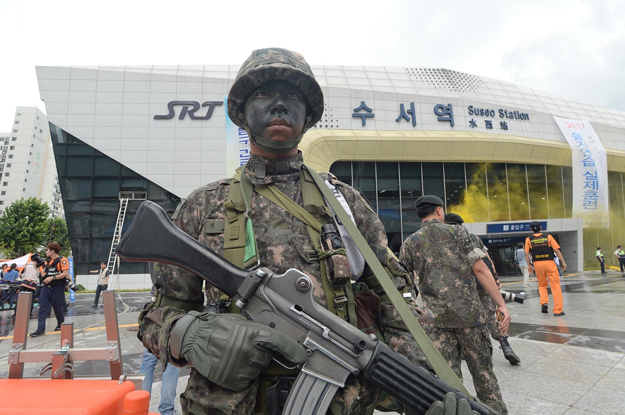 23일 오후 서울 강남구에 위치한 수서고속철도 SRT역에서 적의 장사정포격에 의해 발생한 대형건물 화재진압 및 인명 구조훈련이 실시됐다. 사고현장에 출동한 군인이 소총을 든채 경계작전을 펼치고 있다.