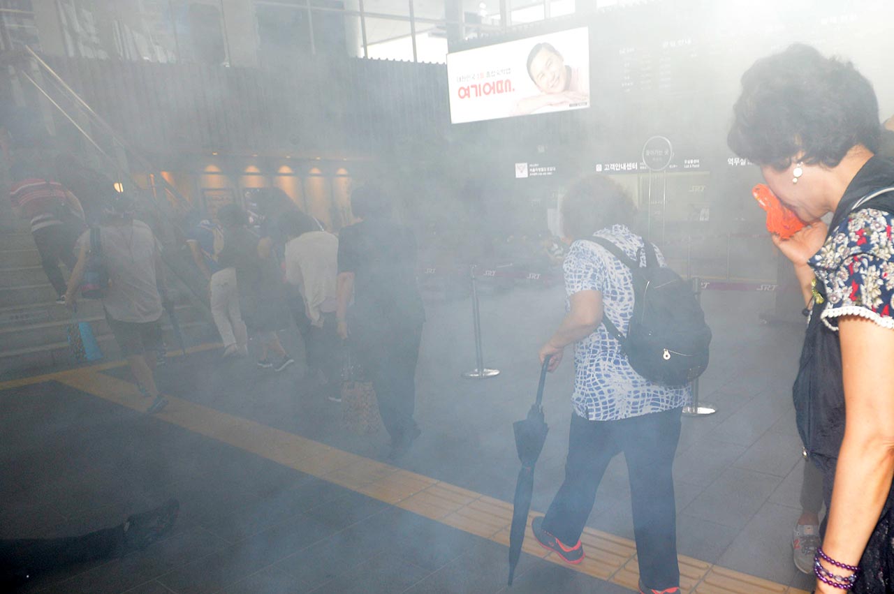 23일 오후 서울 강남구에 위치한 수서고속철도 SRT역에서 적의 장사정포격에 의해 발생한 대형건물 화재진압 및 인명 구조훈련이 실시됐다. 화재가 발생하자 시민들이 긴급히 대피하고 있다. 