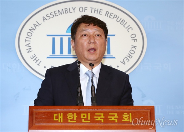 더불어민주당 최재성 정당발전위원장이 23일 오후 국회 정론관에서 정당발전위 위원 명단을 발표하고 있다.