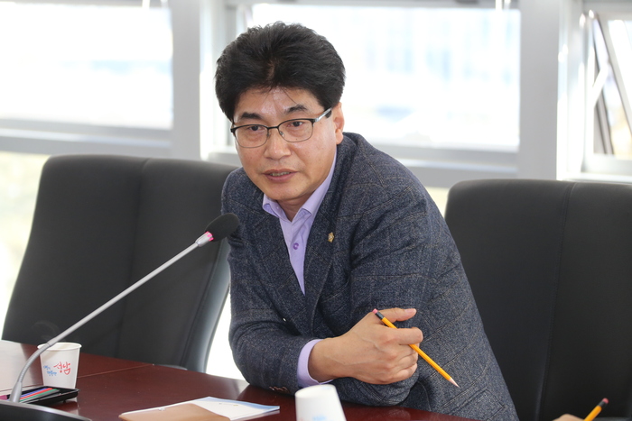 성남시의회 정종삼 의원이 평의원으로 유일하게 더불어민주당 "전국기초의회의원협의회장" 선거에 출사표를 던졌다.
