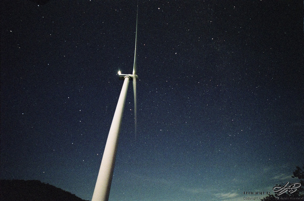 풍차와 별 (MX/Natura1600)아직 달이 지지 않은 상황이라 하늘의 한쪽편이 밝다. F2.8에 30초 노출.