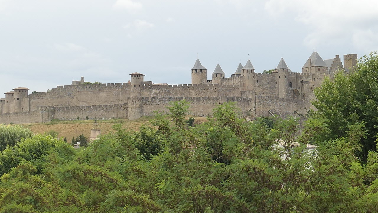 19세기에 복원된 카르카손 성(Chateau de Carcassonne). 52개의 탑이 있는 이중벽의 중세 고성. 이 일대에서 가장 높은 언덕에 성벽을 쌓은 것으로 성벽에서 사방 수십 km의 시야가 확보되는 일망무제의 풍경을 누릴 수 있다.